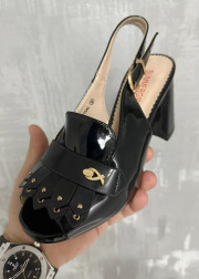 Босоножки на каблуке