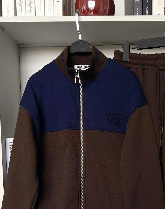 Спортивный костюм 23122695