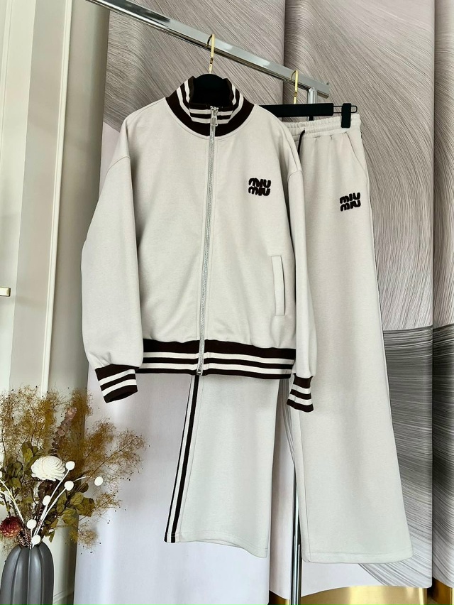 Спортивный костюм 23134562