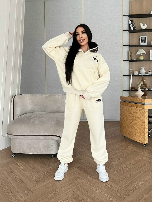 Спортивный костюм 23138343