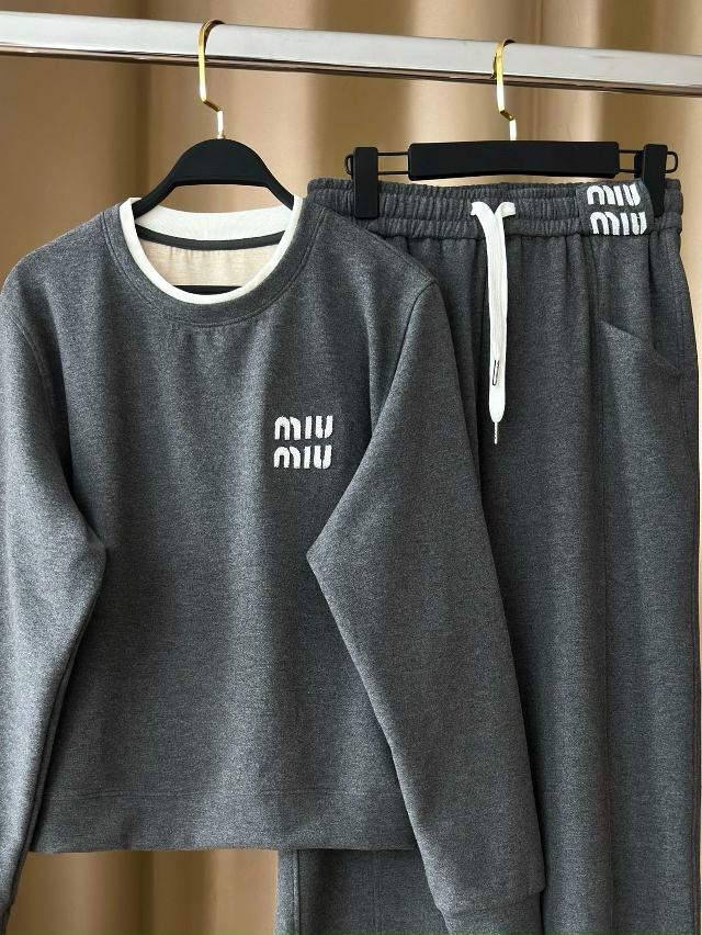 Спортивный костюм 23138483