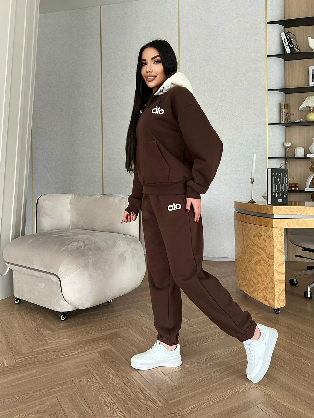 Спортивный костюм 23138342