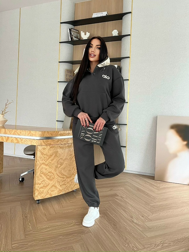 Спортивный костюм 23138342