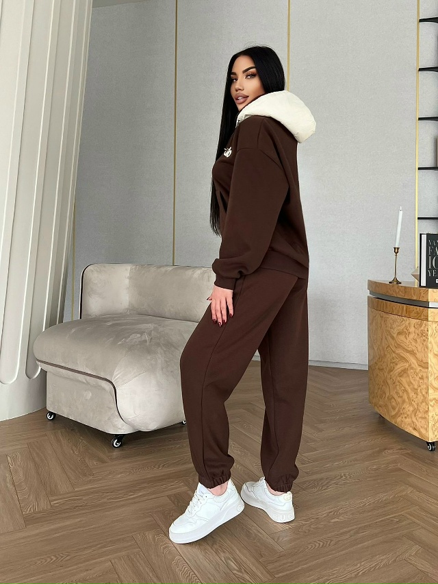 Спортивный костюм 23138342