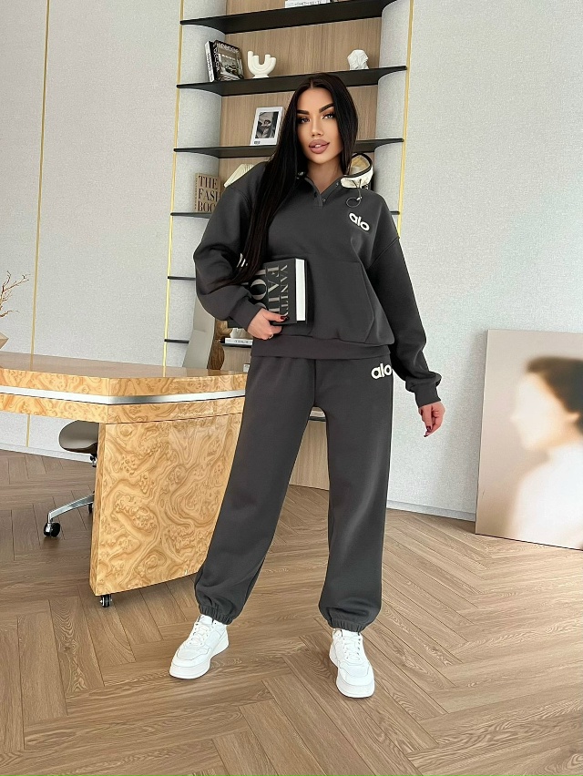 Спортивный костюм 23138342