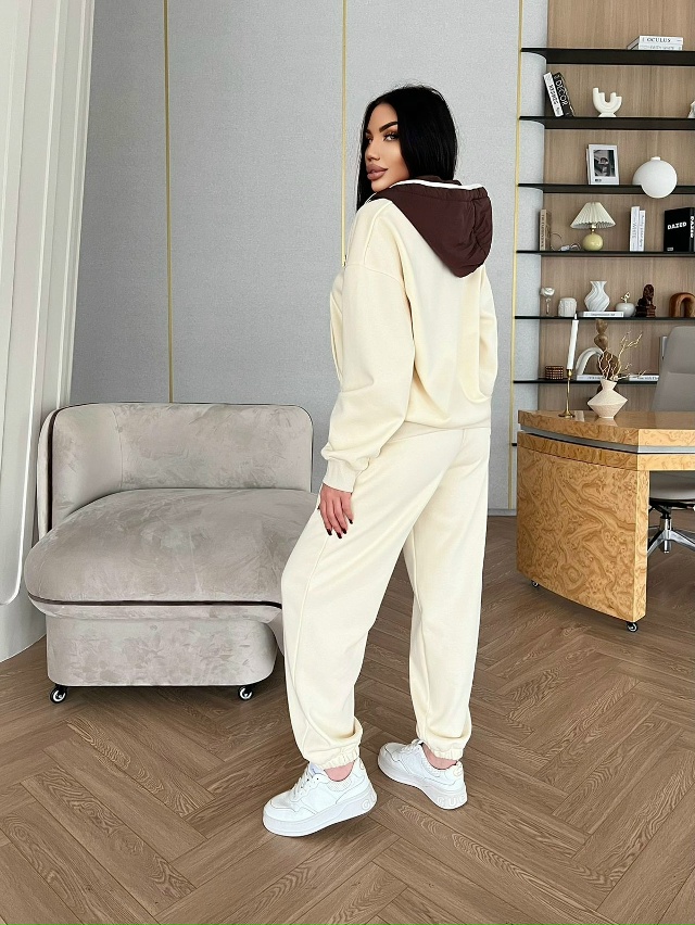 Спортивный костюм 23138343