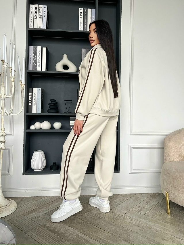 Спортивный костюм 23138345