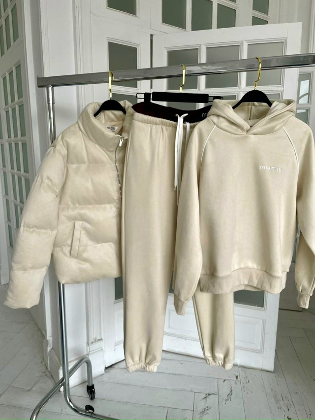 Спортивный костюм 23144293