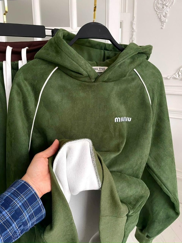 Спортивный костюм 23144292