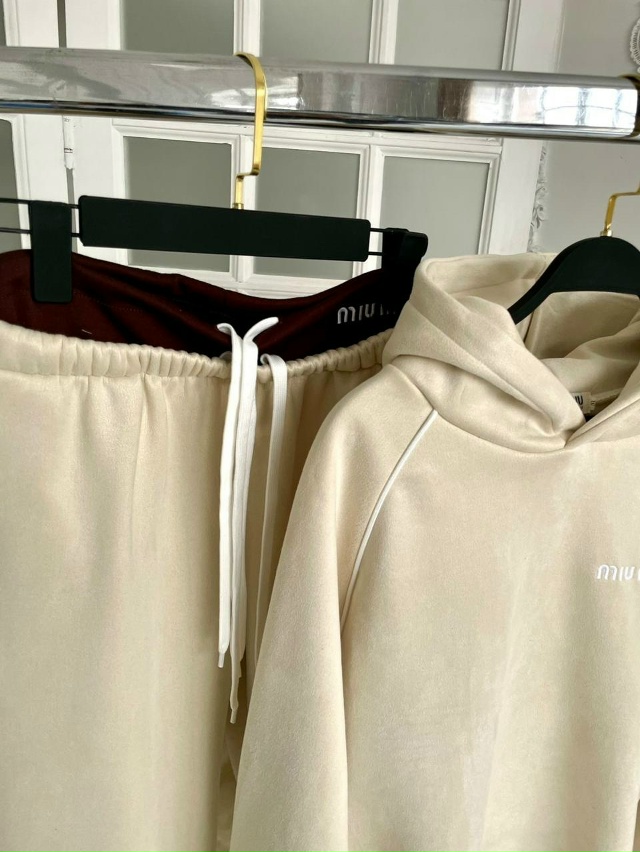 Спортивный костюм 23144293